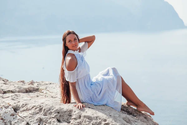 Portrait of a woman with long hair on a mountain overlooking the ocean — Stock Photo, Image