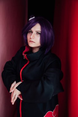 Anime Cosplayer kızı mor saçlı süper kahraman