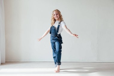 Kot pantolon giymiş güzel bir sarışın kız.