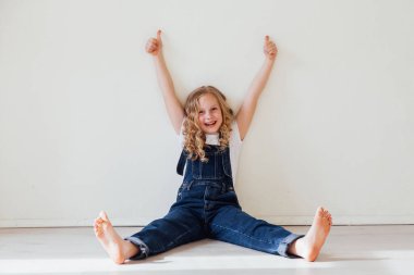 Kot giyen kız ellerini yaptı.