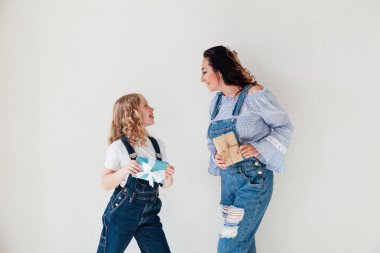 Anne ve kotlu kız tatil için hediye tutuyorlar.