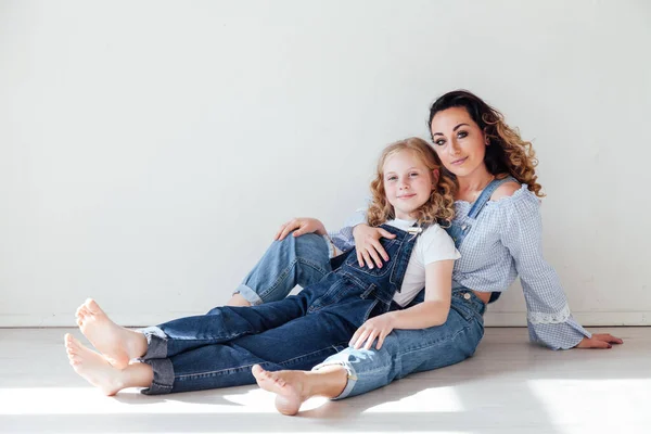 Mãe e filha de jeans abraçar rindo — Fotografia de Stock