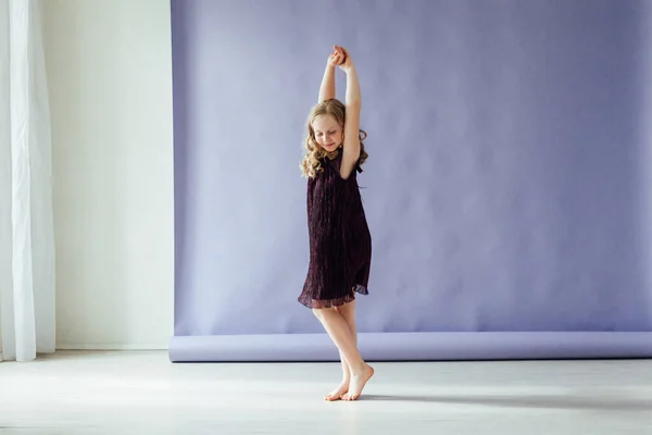 Hermosa chica rubia en vestido bailando sola en casa —  Fotos de Stock
