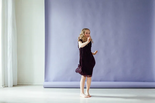 Красива блондинка в сукні танцює сама вдома — стокове фото