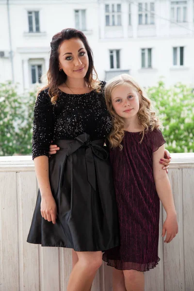 Portrait d'une belle maman et fille de 10 ans — Photo