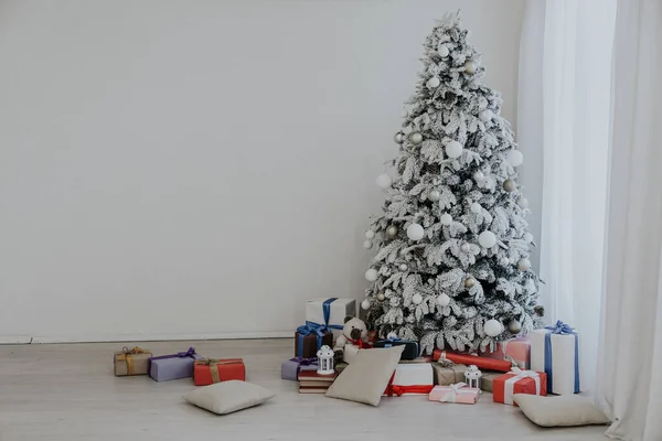 Árbol de Navidad con regalos del año nuevo fondo de la casa —  Fotos de Stock