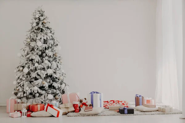 원문 기사보기 성탄절 선물 이 있는 크리스마스 트리 — 스톡 사진