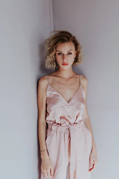 Portret pięknej blondynki w różowych ubraniach — Zdjęcie stockowe
