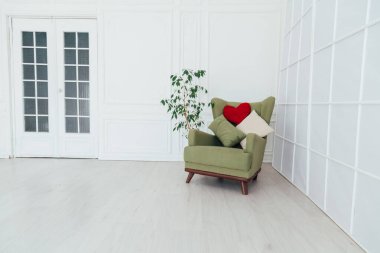 Boş beyaz bir odanın içindeki yeşil mahsul sandalye.