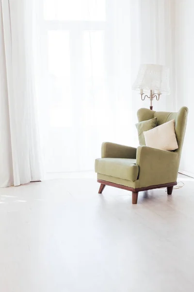 Groene vintage stoel in het interieur van een lege witte kamer — Stockfoto