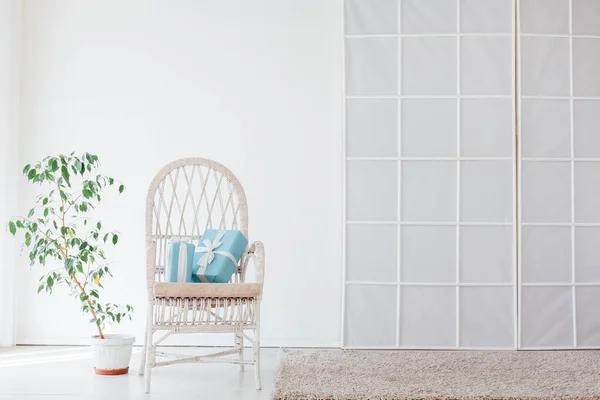 Witte vintage stoel in het interieur van een lege witte kamer — Stockfoto