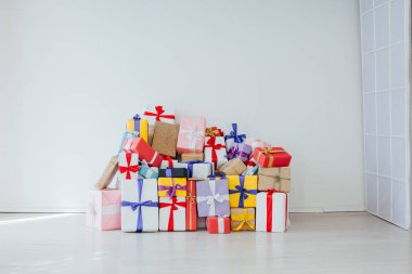 Bir sürü renkli hediye Yılbaşı Noel tatili