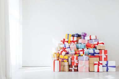 Bir sürü renkli hediye Yılbaşı Noel tatili
