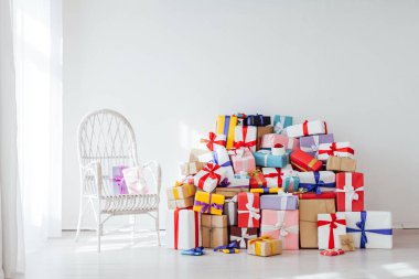Bir sürü renkli hediye Yılbaşı Noel tatili