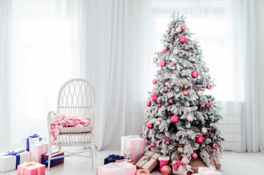 Beyaz Noel ağacı ile Noel ev iç