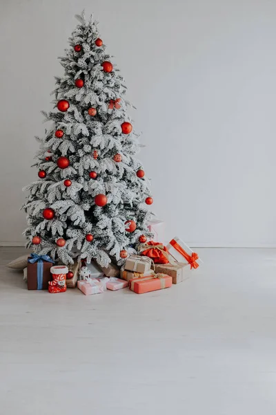 Casa di Natale Interno con albero di Natale bianco — Foto Stock