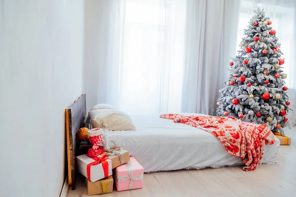 Frohe Weihnachten Geschenke innen weißes Zimmer Feiertage Neujahr Baum — Stockfoto