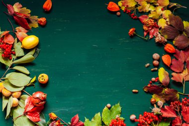 Sonbahar yaprak ve meyve çilek kahvaltı