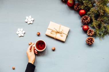 kadınların elleri yeni yıl ağacı süslemesi kış tatili hediyeleri