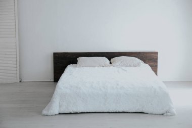 İç beyaz yatak odası bu sabah Oda