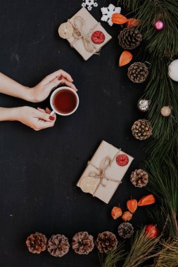 Noel ağacı yeni yıl hediyeleri dekor dekorasyonu kış tatili elleri