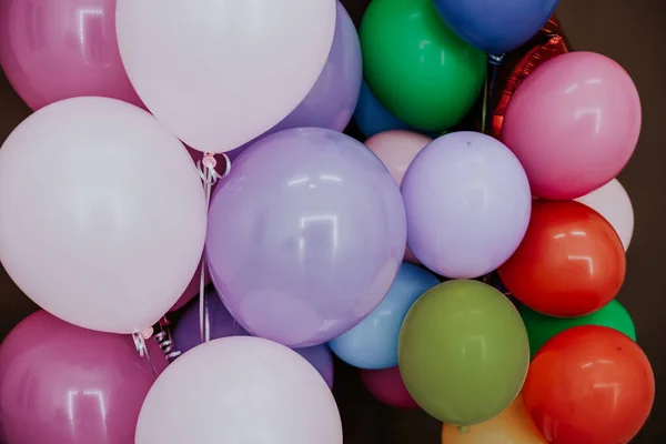 Balões de cores diferentes com presentes para o feriado — Fotografia de Stock