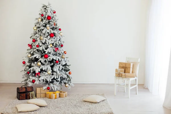 Decoração de Natal Árvore de Natal branco com presentes — Fotografia de Stock