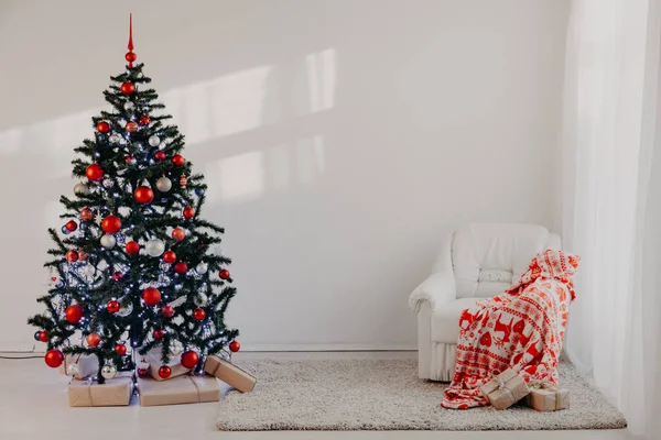 Choinka w białym pokoju na Boże Narodzenie prezenty — Zdjęcie stockowe