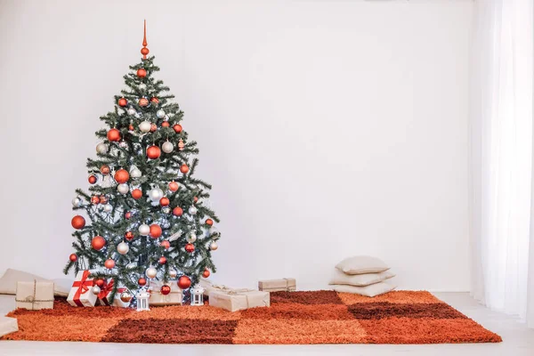 Fehér a helyiségben a ház-karácsonyra karácsonyfa — Stock Fotó