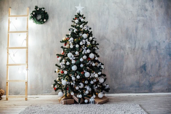 Noel ağacı hediyeleri kışı süslüyor. — Stok fotoğraf