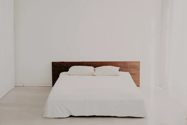 Большая кровать в интерьере белые спальни — стоковое фото