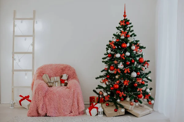 Albero di Natale con regali in camera luci di Natale regali — Foto Stock