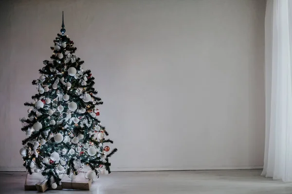 Árvore de Natal com ornamentos em um fundo branco Ano Novo de Natal — Fotografia de Stock