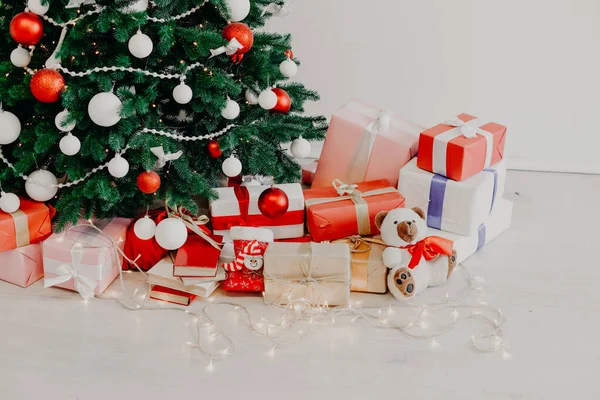 クリスマス背景クリスマス装飾のギフト玩具ライト ガーランド — ストック写真