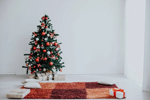 Decoração de Natal quarto branco novos presentes de árvore de ano — Fotografia de Stock