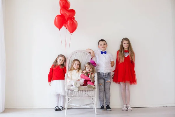 Tre ragazze e un ragazzo con palloncini a San Valentino — Foto Stock