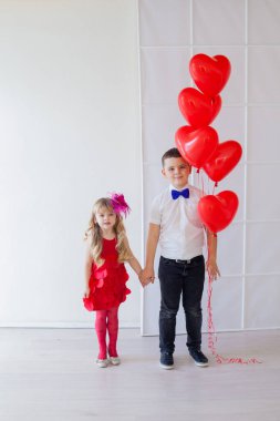 Çocuklar ve kızlar partide birlikte otururlar.