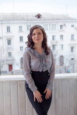 Mavi elbiseli güzel bir Asyalı kadının portresi.