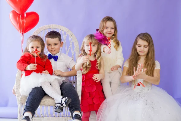 Bambini ragazzo e ragazze si siedono insieme alla festa — Foto Stock