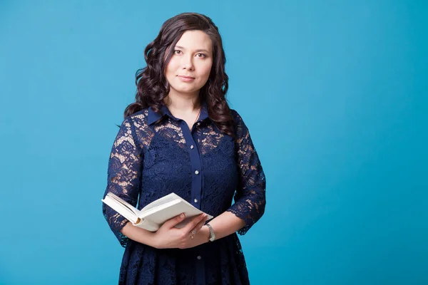 Retrato de uma bela mulher asiática lê um livro branco — Fotografia de Stock