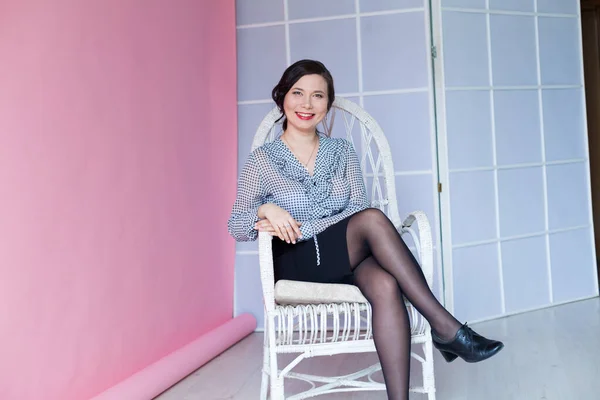 Retrato de uma bela mulher asiática em roupas de negócios — Fotografia de Stock