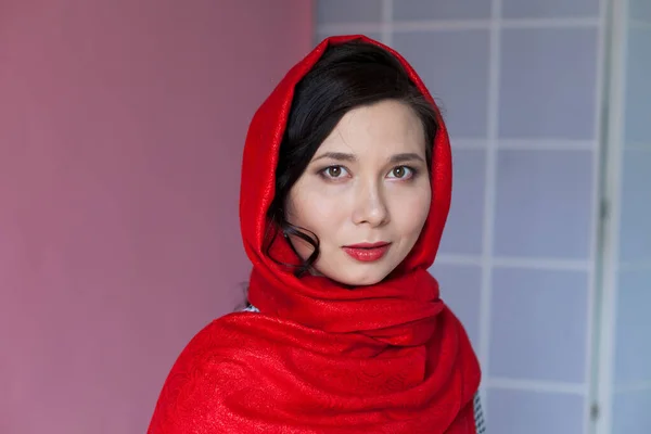 Retrato de uma bela mulher asiática em roupas — Fotografia de Stock