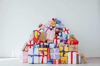 Bir sürü renkli hediye Yılbaşı Noel tatili