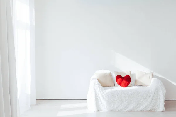 Sofá con almohadas en el interior de la habitación — Foto de Stock