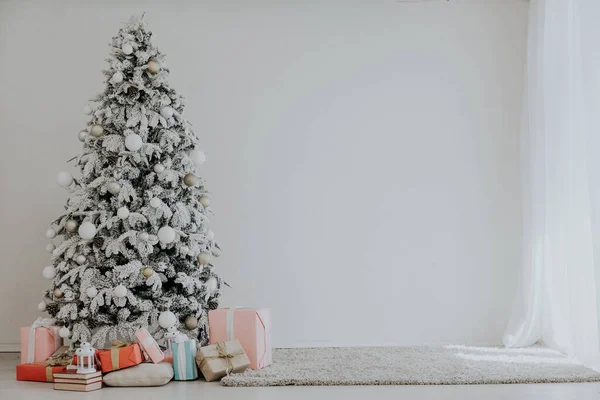 Weihnachtsbaum Schnee Geschenke Neujahr Urlaub — Stockfoto