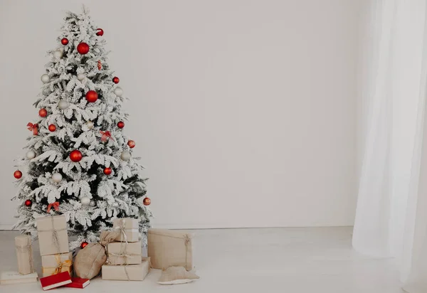 Natal árvore neve presentes ano novo feriado — Fotografia de Stock