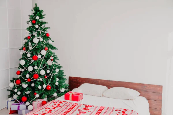 Kerstboom met cadeautjes op oudejaarsavond in het interieur — Stockfoto