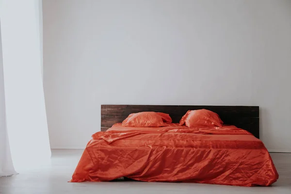 Het interieur van de witte kamer met een bed met rood — Stockfoto