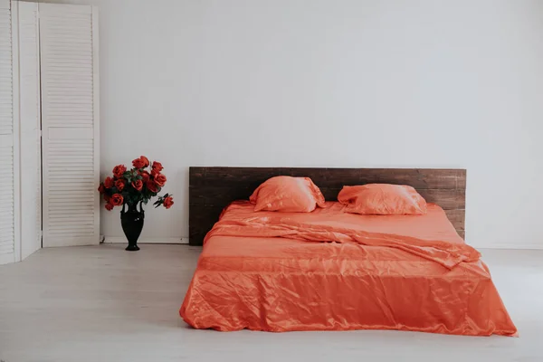 O interior do quarto branco com uma cama com vermelho — Fotografia de Stock