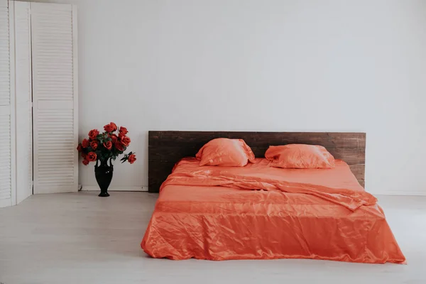 El Interior de la habitación blanca con la cama con rojo — Foto de Stock